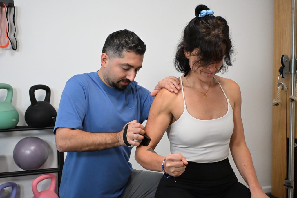 Objektive Muskelkraftmessung mit einem digitalen Dynamometer in der Physiotherapiepraxis Medica Artes in Köln zur präzisen Beurteilung der Muskelkraft.