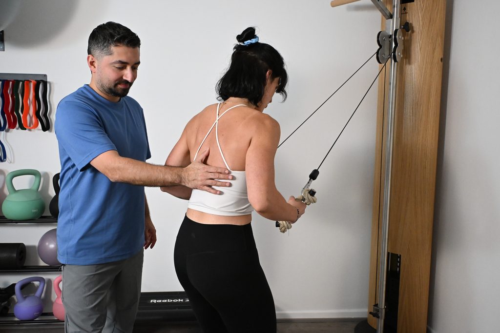 Funktionelles Krafttraining am Seilzug unter physiotherapeutischer Anleitung bei Medica Artes in Köln zur gezielten Kräftigung und Verbesserung der Bewegungskontrolle.