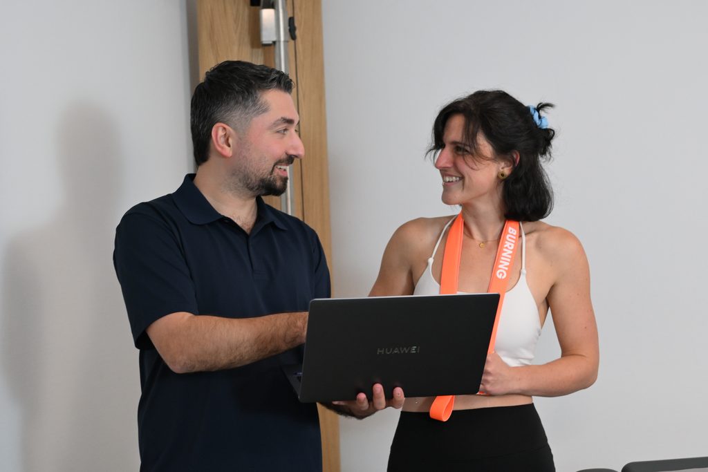 Persönliche Patientenberatung bei Medica Artes in Köln mit digitaler Auswertung von Befunden und gemeinsamer Besprechung der Therapieziele.